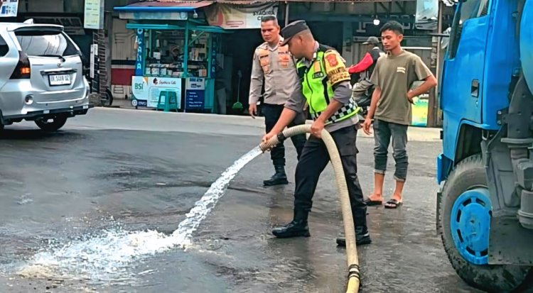 Aksi Cepat dan Tanggap Kapolsek Pantee Bidari Bersihkan Jalan dari Tumpahan BBM dan Oli