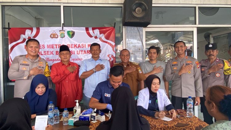 Gelar Bakti Kesehatan", Kapolres Metro Bekasi Kota Juga Menyalurkan Paket Sembako Ke Warga