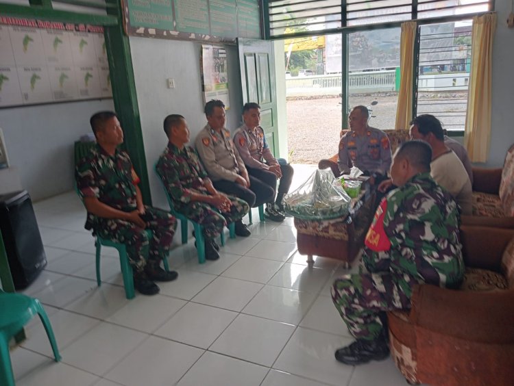 HUT TNI Ke- 80, Kapolsek Ucapkan Selamat dan Potong Tumpeng di Koramil Way Tuba