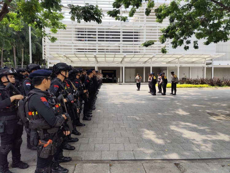 Brimob Polda Metro Jaya Amankan Aksi Bela Palestina di Sekitar Kedubes AS