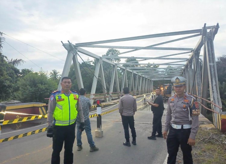 Perbaikan Jembatan Way Giham, Polres Way Kanan Bersama Stakeholder dan Warga Himbau Pengendara Berhati Hati dan Batas Angkutan Mak 28 Ton    