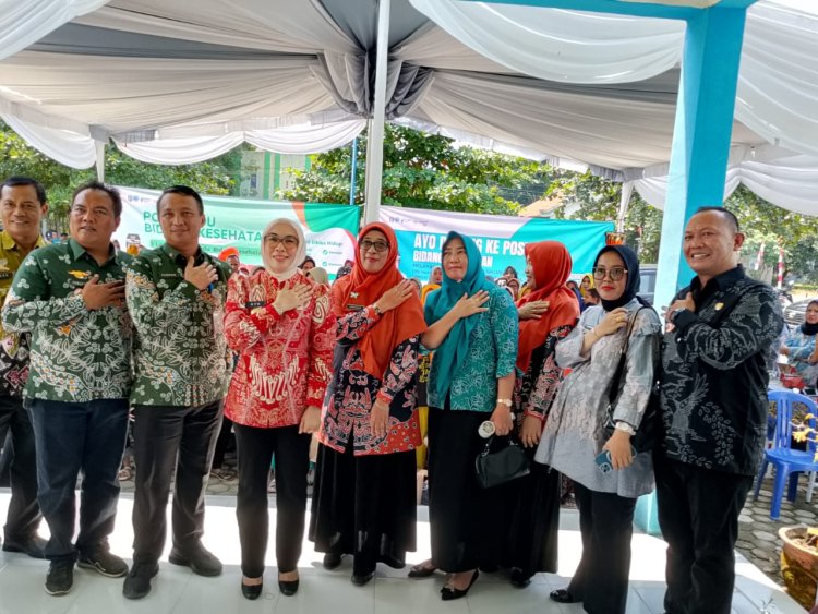 Bupati Way Kanan Ayu Asalasiyah, S.Ked., memberikan arahan pada kegiatan Gerakan Posyandu Aktif Posyandu Way Pisang, Kampung Way Pisang, Kecamatan Way Tuba, Kamis (9/10/2025).