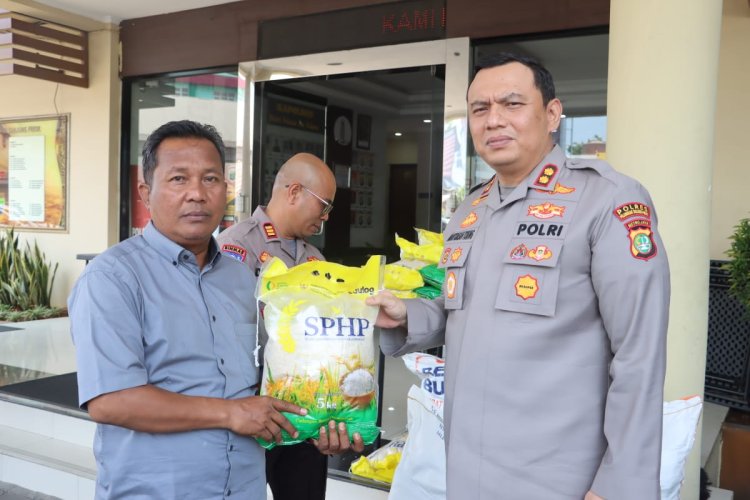 Wujud Kepedulian, Kapolres Pelabuhan Tanjung Priok Salurkan Bansos kepada Buruh TKBM