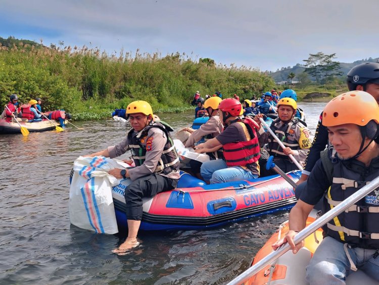 Kapolres Aceh Tengah Turun Kutip Sampah di Aliran Sungai Peusangan Bersama Komunitas dan Pemuda Gayo