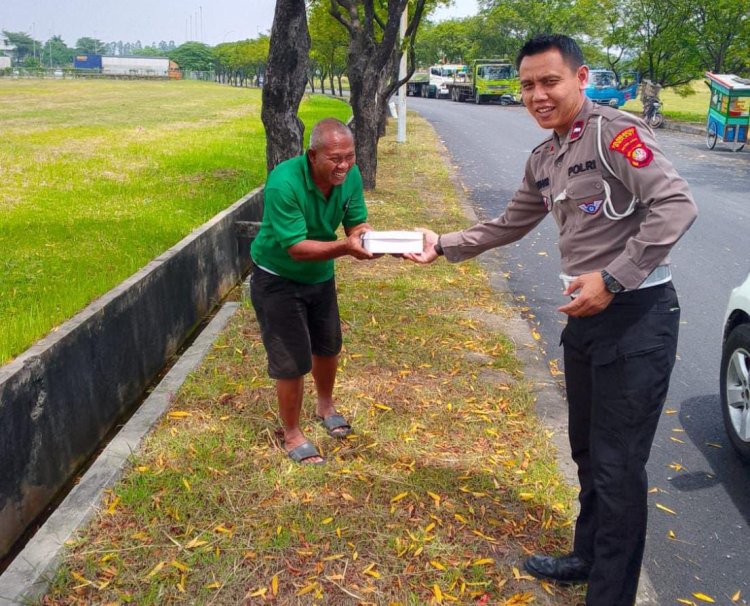 Satlantas Polres Metro Bekasi Tebar Kebaikan Melalui Program "Jumat Berkah" : Pererat Silaturahmi dan Kepedulian Sosial