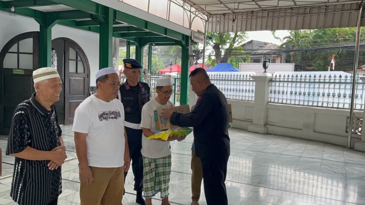 Satbrimob Polda Metro Jaya Tebar Kepedulian Lewat Jumat Peduli” di Masjid Jami’ Al-Makmur Cikini