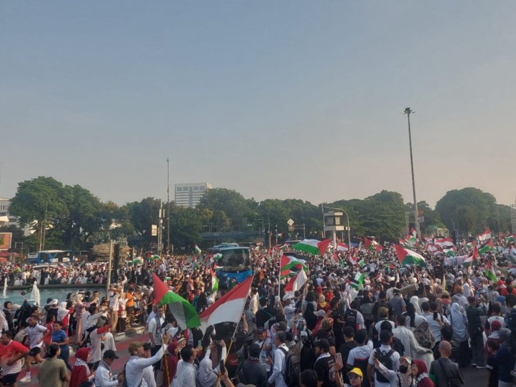 Brimob Polda Metro Jaya Turut Berikan Pelayanan pada Aksi Bela Palestina di Sekitar Monas Jakarta Pusat
