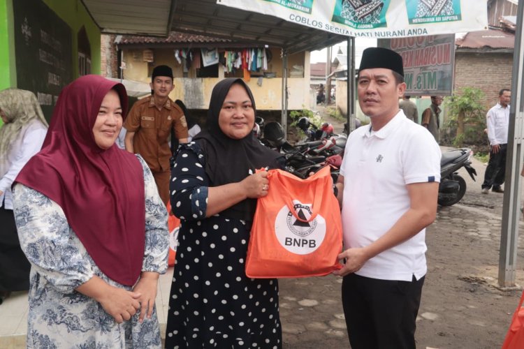 BUPATI DEDI IRAWAN SERAHKAN BANTUAN KE MASYARAKAT TERDAMPAK KEBAKARAN MTS NU KRUI