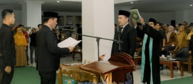 Bupati Pesisir Barat (Pesibar) Dedi Irawan secara resmi melantik Tedi Zadmiko, S.KM., S.H., M.M. sebagai Sekretaris Daerah (Sekda) Kabupaten Pesisir Barat,