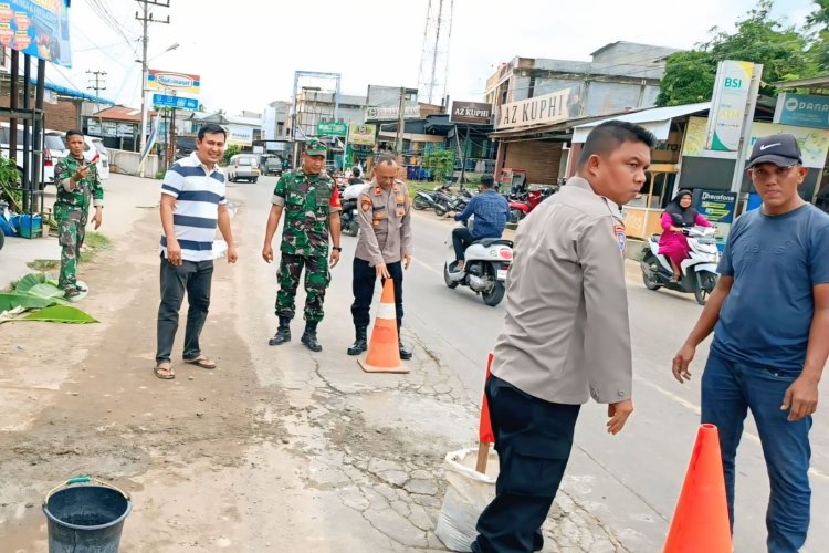Polsek Samudera, TNI dan Perangkat Desa Bersinergi Tambal Jalan Berlubang di Blang Peuria