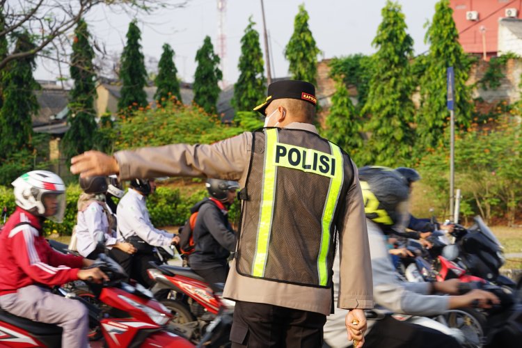 Kapolres Metro Bekasi Pimpin Yanmas Pagi, Bantu Penyeberangan & Bagikan Susu ke Pelajar di Jurong