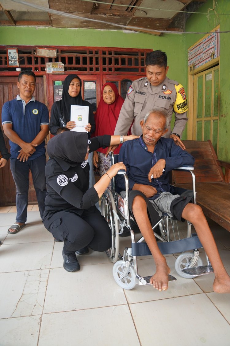 Bakti Kesehatan Polres Metro Bekasi: Kapolrestro Serahkan Kursi Roda untuk Warga Stroke di Cikarang Barat