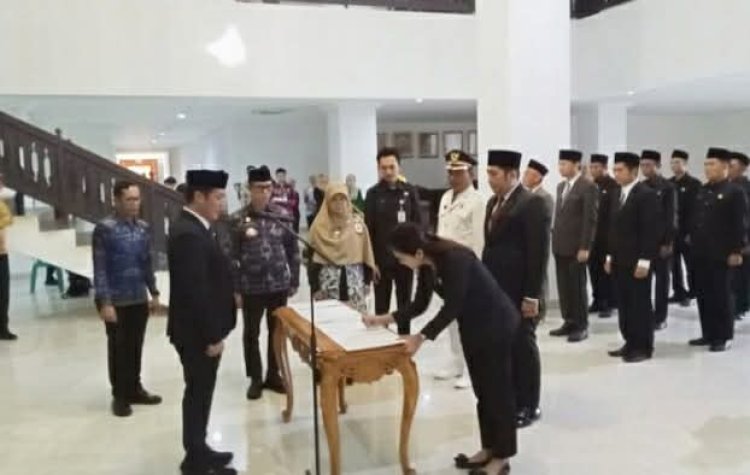 Bupati Dedi Irawan Telah Resmi Melantik 21 Pejabat ASN Di Lingkungan Pemkab Pesisir Barat