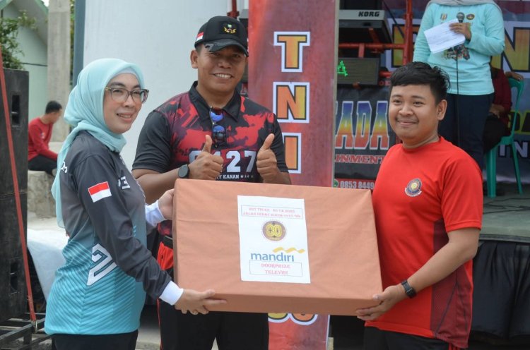Semarak Jalan Sehat HUT TNI ke-80 Kodim 0427/Way Kanan, Bupati Ayu Asalasiyah Lepas Peserta di Makodim