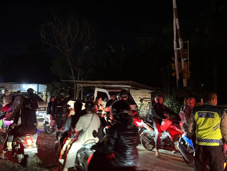 Brimob Polda Metro Jaya Amankan Lokasi Kereta Anjlok di Kedung Waringin, Bekasi