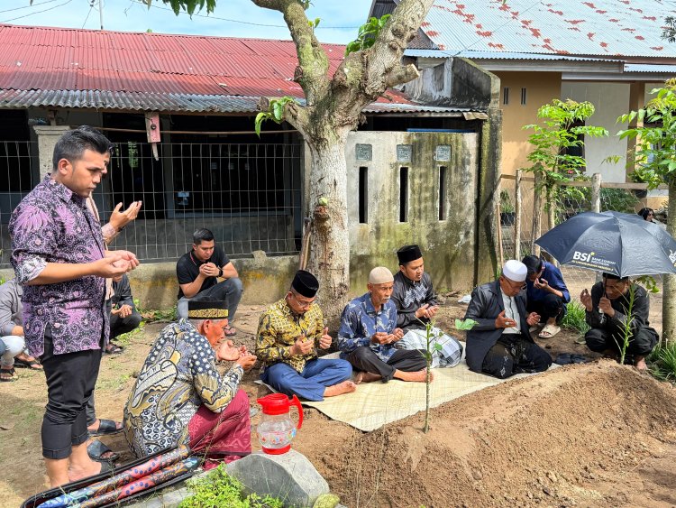 Haji Uma dan Para Seniman Aceh Melayat ke Rumah Duka Alm. Lukman Ibrahim Syukur Eumpang Breuh