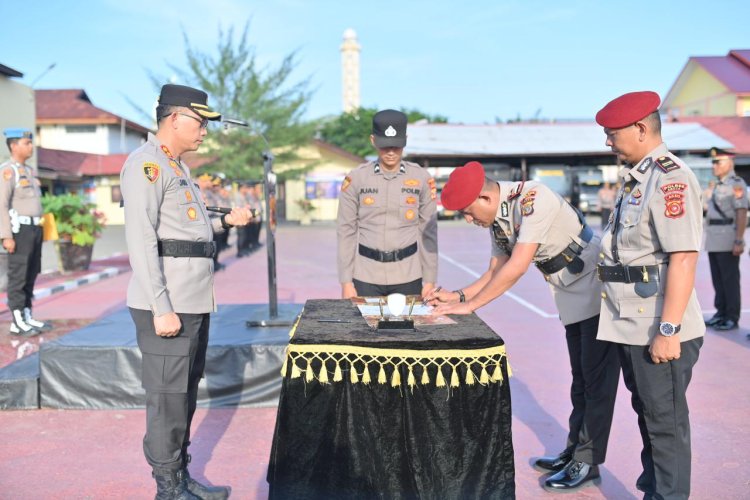 Kapolres Pidie Pimpin Upacara Sertijab Kasat Resnarkoba dan Kapolsek Jajaran