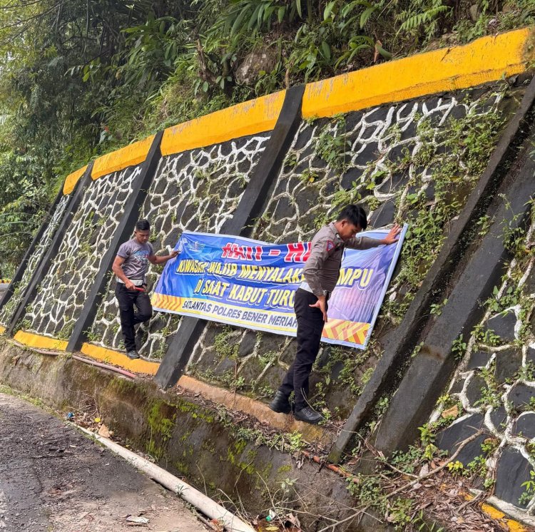 Satlantas Polres Bener Meriah Pasang Spanduk Himbauan Keselamatan untuk Cegah Kecelakaan Lalu Lintas