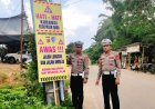 Demi Keselamatan Pengguna Jalan, Satlantas Polres Aceh Timur Pasang Spanduk Himbauan di Lokasi Rawan Longsor 