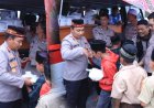 Polres Bener Meriah Bagikan Bingkisan Makan Siang Untuk Jemaah Sholat Jum'at Masjid Istiqomah Bale Atu