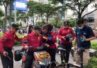 Personel Ditpamobvit Polda Metro Jaya Sigap Bantu Warga Alami Gangguan Kesehatan saat CFD di FX Sudirman
