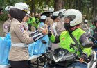 Jum'at Peduli, Polda Metro Jaya Bagikan Paket Sembako untuk Ojol dan PHL