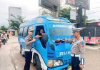 Kasat Lantas Polres Aceh Utara Pasang Stiker Keselamatan, Edukasi Preventif Operasi Zebra Seulawah 2025