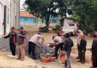 Mempererat Tali Silahturahmi, Polisi dan Warga Bersinergi Gotong Royong di Balai Kampung Tegal Mukti