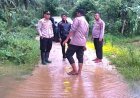 Hadir di Tengah-Tengah Masyarakat, Kapolsek Idi Tunong Cek Lokasi Banjir