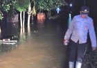 Kapolsek Nurussalam Intensif Pantau Genangan Air di Malam Hari