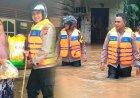 Terobos Genangan Air, Kapolsek Indra Makmu Antar Bantuan Kepada Warga Terdampak Banjir