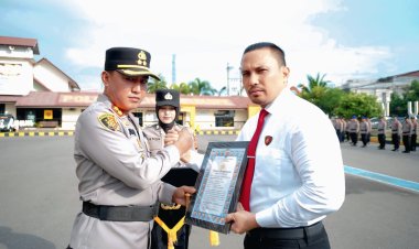 Kapolres Lhokseumawe Berikan Penghargaan kepada Personel Sat Reskrim dan Sat Narkoba Berprestasi