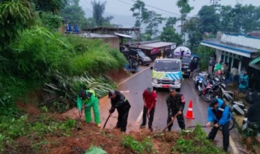 Tebing jalan raya pakenjeng bungbulang longsor akibat hujan deras