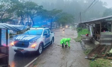 Hujan Deras Bukan Halangan, Satlantas Polres Aceh Tengah Bergerak Cepat Tangani Banjir dan Kelancaran Arus