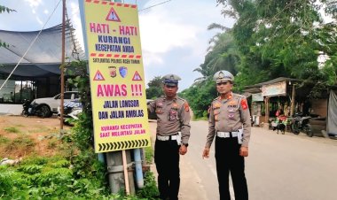 Demi Keselamatan Pengguna Jalan, Satlantas Polres Aceh Timur Pasang Spanduk Himbauan di Lokasi Rawan Longsor 