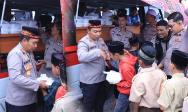 Polres Bener Meriah Bagikan Bingkisan Makan Siang Untuk Jemaah Sholat Jum'at Masjid Istiqomah Bale Atu