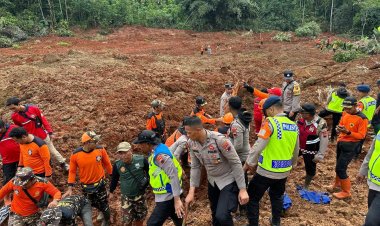 Polri Kerahkan 155 Personel, 4 Anjing Pelacak, dan Perkuat Operasi SAR Longsor Cibeunying 21 Warga Tertimbun