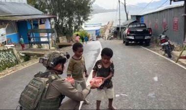 Rayakan HUT Brimob ke-80, Satgas Tindak Sektor Paniai Gelar Bakti Sosial Berbagi Paket Makanan untuk Warga Paniai