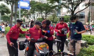 Personel Ditpamobvit Polda Metro Jaya Sigap Bantu Warga Alami Gangguan Kesehatan saat CFD di FX Sudirman