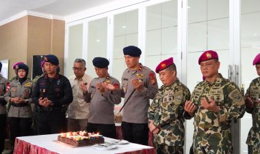 Brimob Metro Jaya Kunjungi Mako Korps Marinir dalam Rangka HUT ke-80 Marinir TNI AL