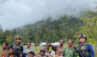 Personel Ops Damai Cartenz Tebar Keceriaan Bersama Anak-Anak di Distrik Bibida, Paniai