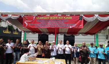 Kejari Way Kanan Musnahkan Barang Bukti 20 Perkara Pidana, Didominasi Kasus Narkotika  19 November 2025 16:25