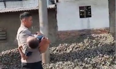 Polisi Sigap Berikan Pertolongan kepada Anak Kecil yang Terserempet Kereta di Pademangan