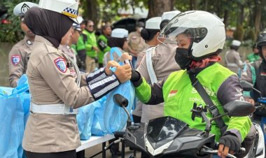 Jum'at Peduli, Polda Metro Jaya Bagikan Paket Sembako untuk Ojol dan PHL
