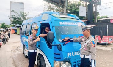 Kasat Lantas Polres Aceh Utara Pasang Stiker Keselamatan, Edukasi Preventif Operasi Zebra Seulawah 2025