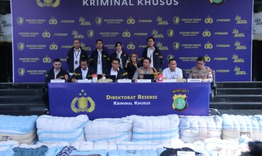 Polda Metro Jaya Bongkar Penyelundupan 439 Ballpress Pakaian Bekas Impor