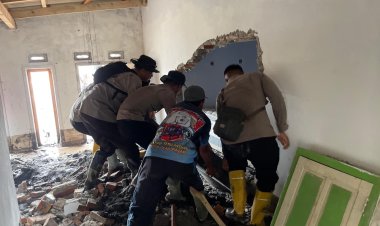 Satbrimob Polda Jawa Timur Perkuat Operasi Kemanusiaan Pasca Erupsi Semeru  Lumajang, Jawa Timur — Sabtu, 22 November 2025