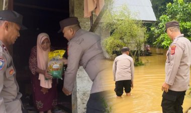 Personel Polsek Indra Makmu Bantu Warga dan Serahkan Beras Kepada Warga Yang Terdampak Banjir