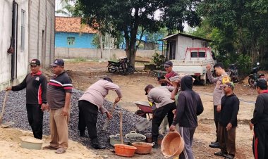 Mempererat Tali Silahturahmi, Polisi dan Warga Bersinergi Gotong Royong di Balai Kampung Tegal Mukti