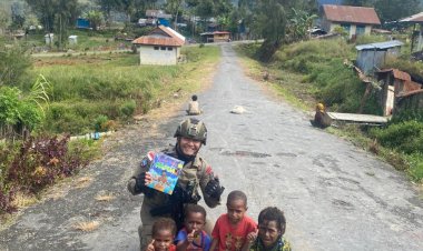 Satgas Ops Damai Cartenz Berbagi Buku Bacaan kepada Anak-Anak Sekolah di Intan Jaya